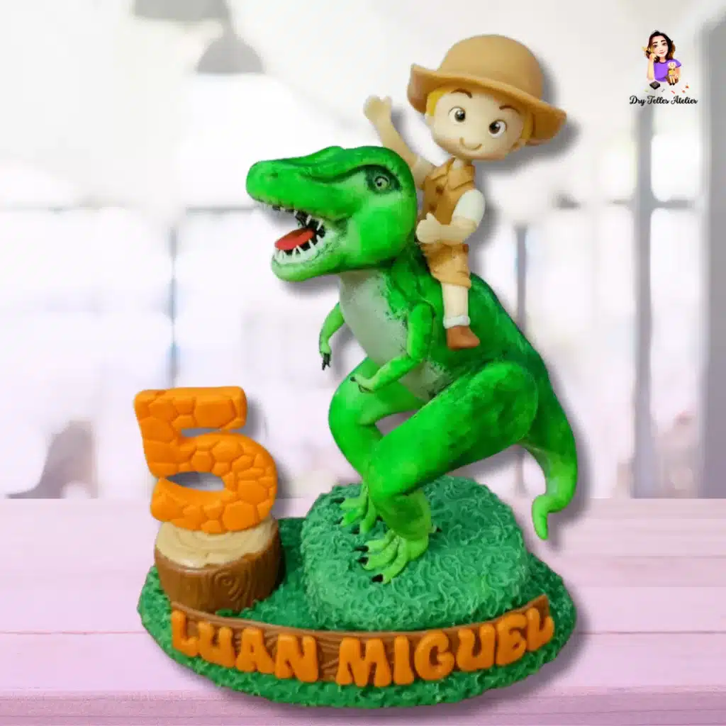 Topo de bolo de dinossauro em biscuit