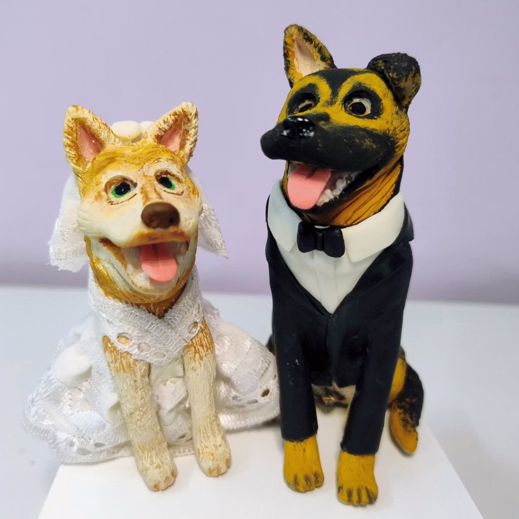 Casal de cachorros noivos em biscuit, topo de bolo de casamento