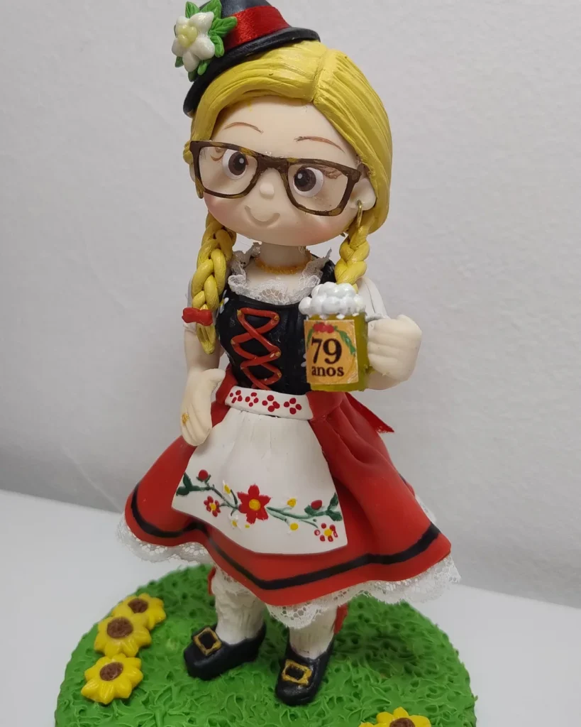 Boneca de biscuit vestida de alemã, com caneca de chope e óculos, em detalhe