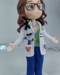 Boneca de biscuit médica de jaleco branco e estetoscópio, em pé