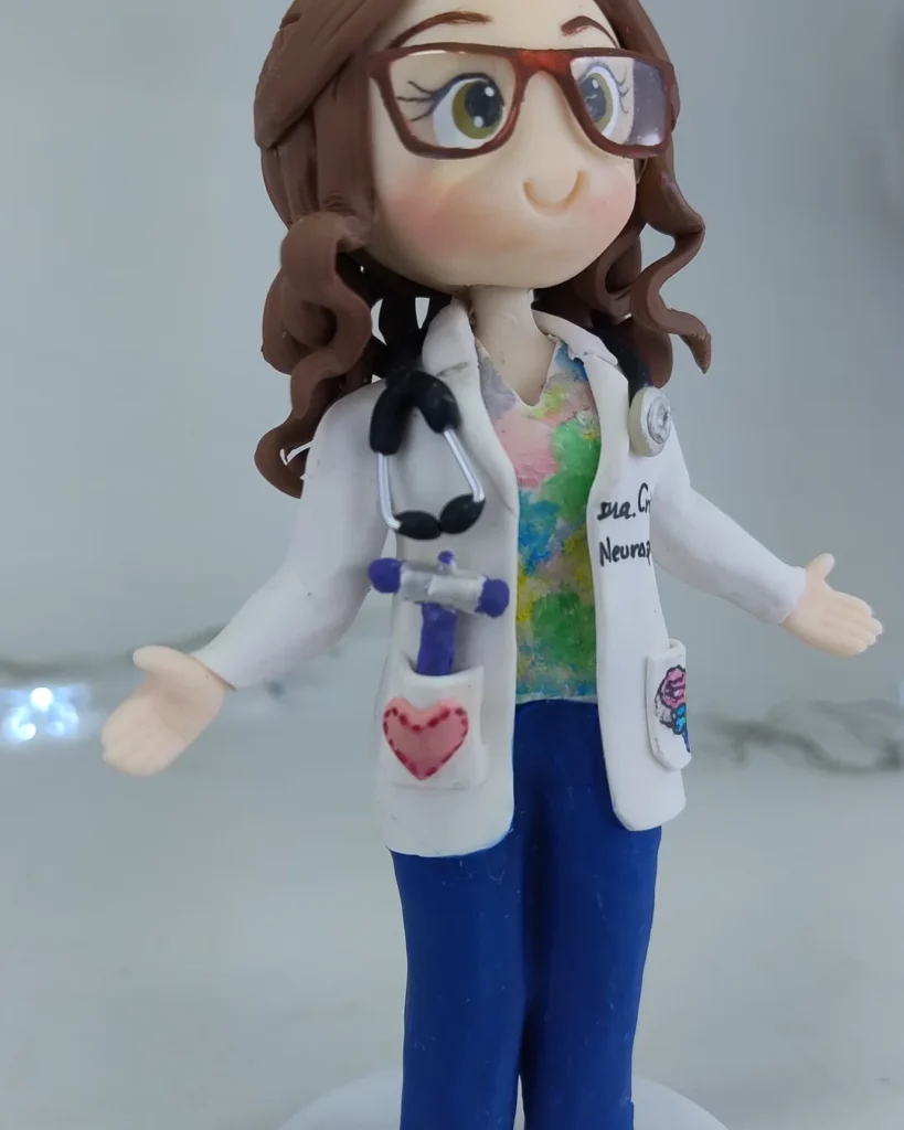 Boneca de biscuit médica de jaleco branco e estetoscópio, em pé
