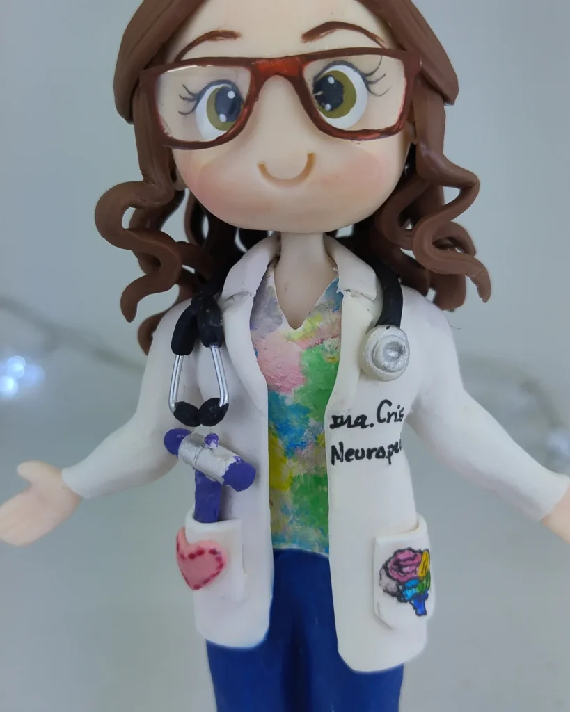 Boneca de biscuit médica de jaleco, com estetoscópio e detalhes na roupa