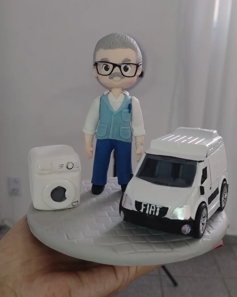 Boneco de biscuit de senhor ao lado de máquina de lavar e van em miniatura