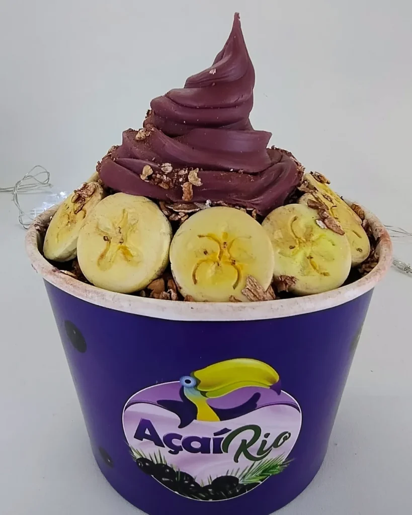 Copo de açaí cenográfico em biscuit com frutas e calda de chocolate