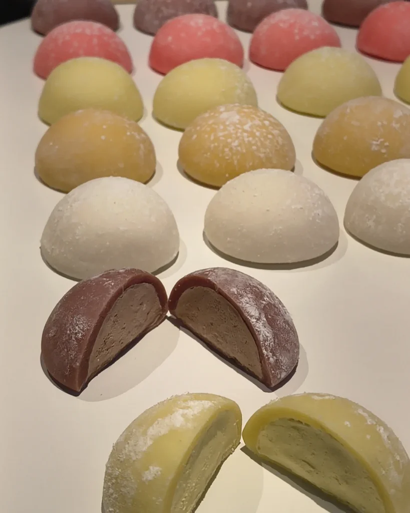 Comida cenográfica em biscuit mostrando doces japoneses em duas formas