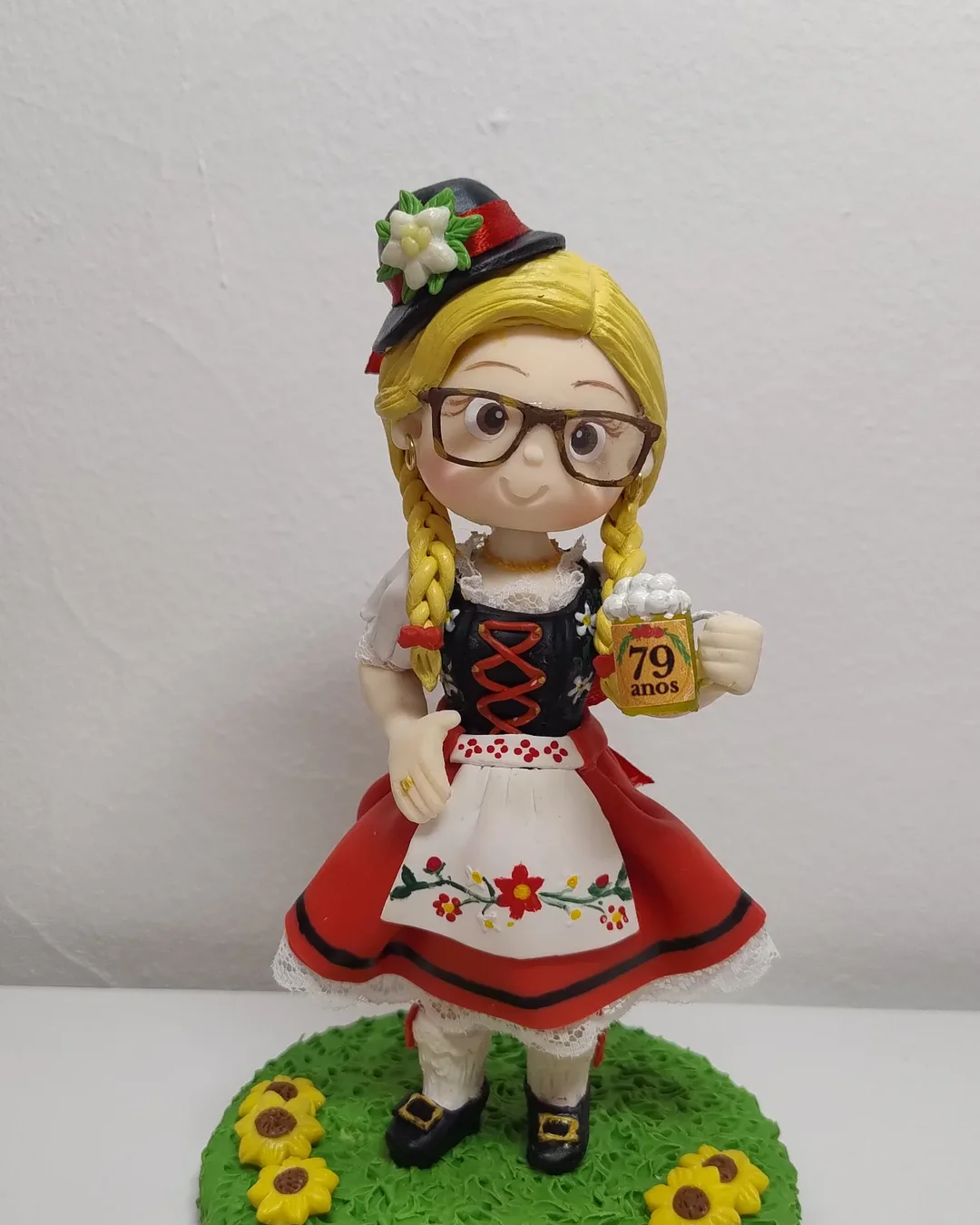 Topo de bolo de aniversário 79 anos: miniatura de biscuit de senhora em traje de Oktoberfest com caneca de chopp e base